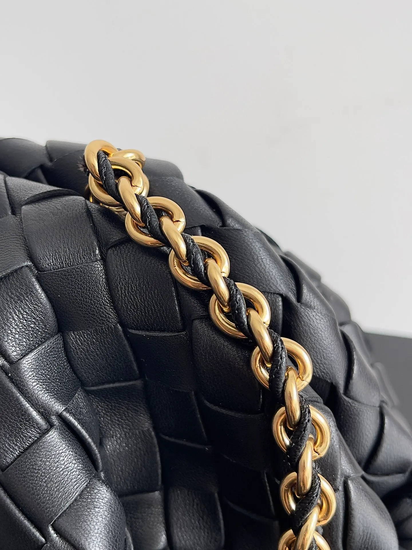 Batch 2260 BOTTEGA VENETA Lady's LAUREN CLUTCH Chain Clutch was inspired by 40 years ago. It is a perfect fusion of classic and modern bags. It is effortless and fashionable for any occasion and at any time. The newly added detachable metal chain allows people to have more ways to carry it. It is grand and elegant. Style No.: 785807 Size: 31.5*16.5*11cm